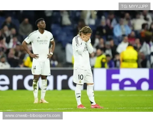 终场哨响,克罗地亚老将莫德里奇跪地掩面