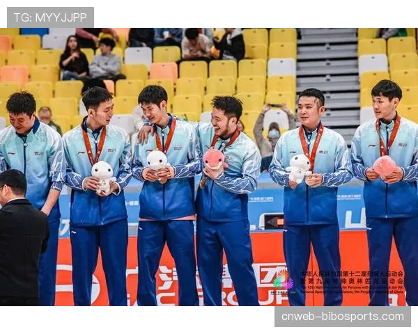 运动品牌推出“战术手势”训练腕带,帮助球队在嘈杂环境中沟通